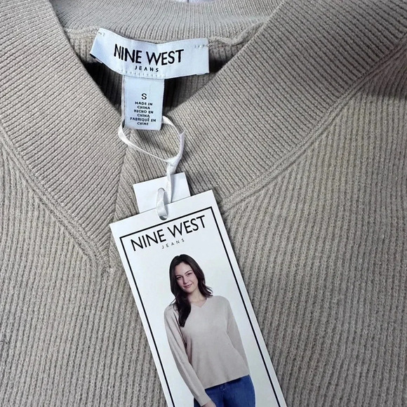Nine West Cream V-Neck  Women’s Sweater Small - Picture 2 of 4
